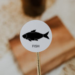 Adesivo Redondo Escolha de Refeições de Casamento de Peixes<br><div class="desc">Estes adesivos de escolha de refeição de peixe são perfeitos para um casamento rústico. O design apresenta um ícone de peixe com o nome do prato listado abaixo (opcional). Coloque-os na frente ou atrás dos seus convidados e coloque cartões para que eles recebam a refeição correta na sua recepção.</div>