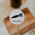 Adesivo Redondo Escolha de Refeições de Casamento Vegetariano<br><div class="desc">Esses adesivos de seleção de refeições de casamento vegetarianos são perfeitos para um casamento rústico. O design apresenta um ícone de cenoura com o nome do prato listado abaixo (opcional). Coloque-os na frente ou atrás dos seus convidados e coloque cartões para que eles recebam a refeição correta na sua recepção....</div>