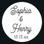 Adesivo Redondo Escrita Elegante de Casamento Típica Moderna Preta<br><div class="desc">Estes elegantes guiões de tipografia moderna, os adesivos preto e branco são perfeitos para serem usados em qualquer dos seus eventos de casamento! Personalize com os nomes da noiva e noiva e a data do casamento. A cor do plano de fundo pode ser alterada para o ajustado de sua preferência....</div>