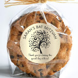 Adesivo Redondo Escrita em Árvore da Vida Preta do Bat Mitzvah<br><div class="desc">Tenha orgulho, alegria e mostre este marco do seu Bat Mitzvah favorito! Use este adesivo divertido, sofisticado e personalizado para adicionar a seu dia especial. Uma árvore preta gráfica com Star of David e pontos "folhas" e roteiro de caligrafia preta, sobrepõe um sofisticado ponto brilhante de ouro e fundo ombre...</div>