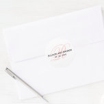 Adesivo Redondo Escrita Rosa Esbranquiçada Script Inicial R Monogr<br><div class="desc">Simples, Elegante, Rosa Esbranquiçada e Monograma Branco Vinheta-Favor de Casamento de Casamento ou Guardar o selo de Envelope Data. Por Elke Clarke ©2009. Personalize com o seu sobrenome inicial e noiva e nomes de noivos e data do casamento. Use para selar os envelopes do convite de casamento ou adicionar aos...</div>