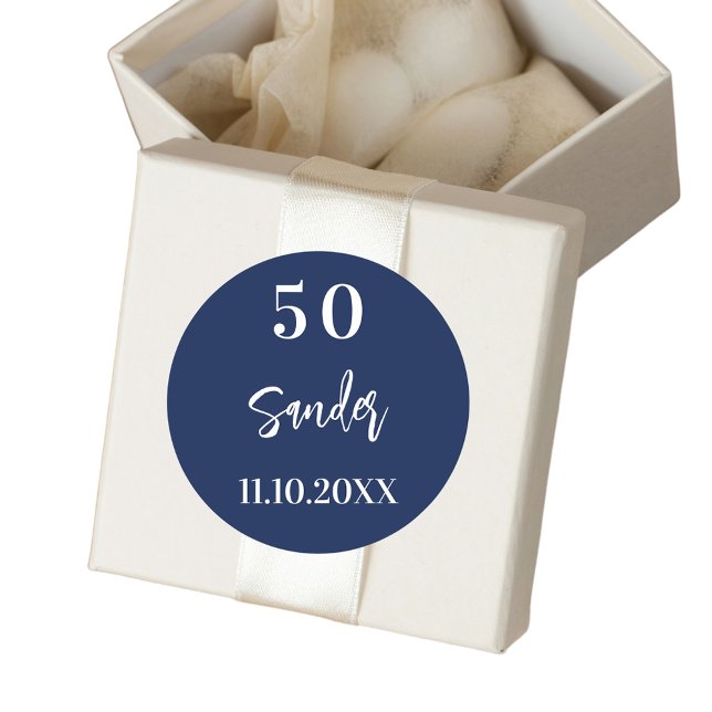 Adesivo Redondo Escrito branco azul-escuro de aniversário minimali (Criador carregado)