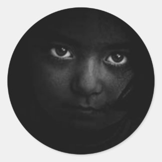 Adesivo Redondo Escuro, assustador, belo rosto e olhos
