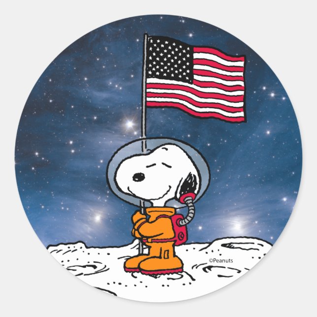 Adesivo Redondo ESPAÇO | Snoopy Com Astronauta De Bandeira (Frente)