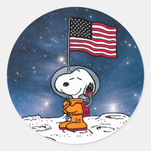 Adesivo Redondo ESPAÇO   Snoopy Com Astronauta De Bandeira