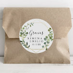 Adesivo Redondo Espanhol Verde Tropical Obrigado Favor De Casament<br><div class="desc">Este obrigado verde tropical espanhol, que o teu casamento a favor de um adesivo redondo clássico é perfeito para um casamento moderno. A design apresenta lindas folhas verdes pintadas à mão, enfeitando um quadro geométrico dourado. Faça com que a etiqueta do adesivo seja sua, incluindo seus nomes, o evento (se...</div>