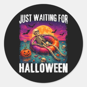 Adesivo Redondo Esperando Pelo Verão do Halloween Esqueleto Homens