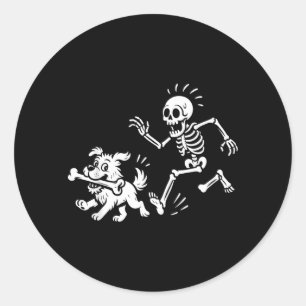 Adesivo Redondo Esqueleto engraçado de Halloween perseguindo cacho