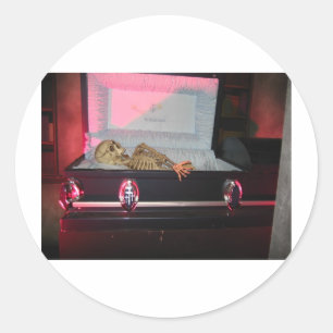 Adesivo Redondo esqueleto no caixão