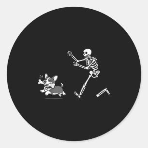 Adesivo Redondo Esqueleto Perseguindo Corgi Halloween Vibe Corgi D