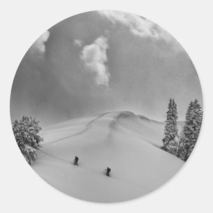 Adesivo Redondo Esquiadores de backcountry em neve fresca