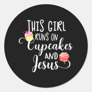 Adesivo Redondo Essa Garota Funciona Com Cupcakes E Jesus Engraçad