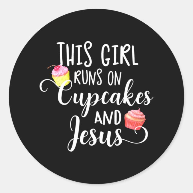 Adesivo Redondo Essa Garota Funciona Com Cupcakes E Jesus Engraçad (Frente)