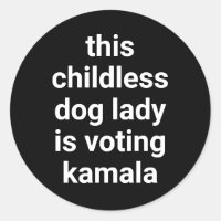 Esta senhora de cachorro sem filhos está votando e