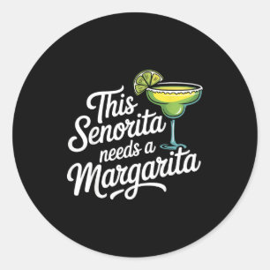 Adesivo Redondo Esta senhorita precisa de uma margarita 