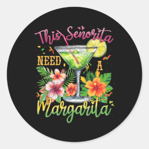 Adesivo Redondo Esta Senhorita Precisa De Uma Margarita Engraçada 