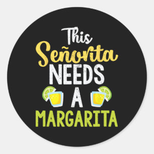 Adesivo Redondo Esta Senhorita Precisa Uma Margarita Camisa Divert