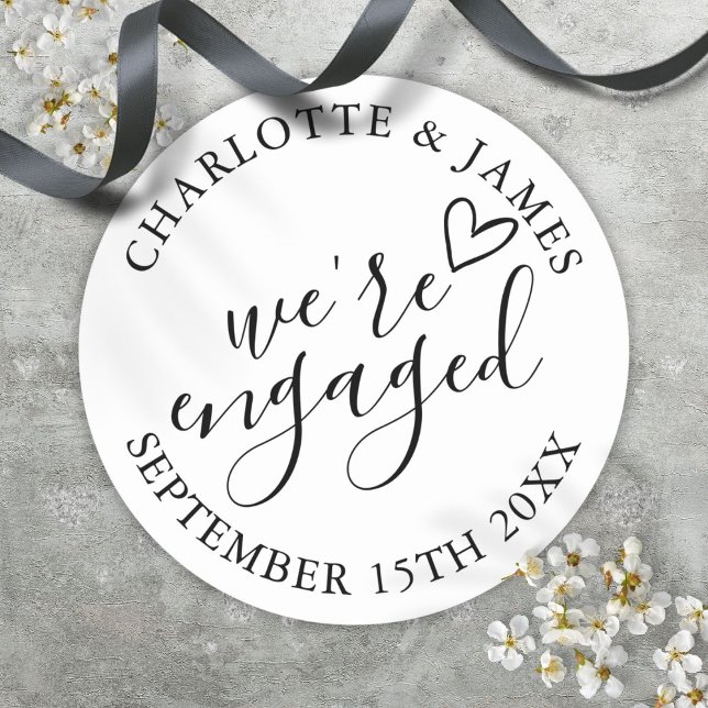 Adesivo Redondo Estamos comprometidos com Festa de noivado preto e (We're Engaged Engagement Party Black And White Classic Round Sticker)