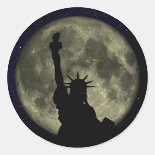 Adesivo Redondo Estátua da liberdade, a lua, céu estrelado