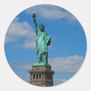 Adesivo Redondo Estátua da Liberdade contra um céu azul