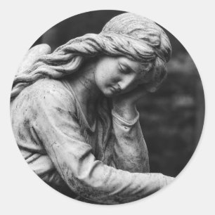 Adesivo Redondo Estátua de anjo preto e branco em um cemitério