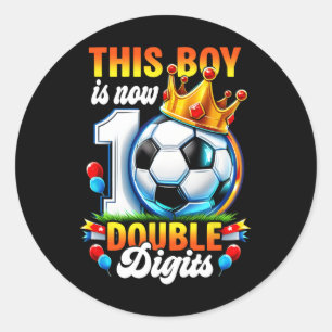 Adesivo Redondo Este Menino Agora 10 Dígitos Duplos Futebol 10 Ano