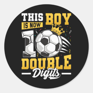 Adesivo Redondo Este Rapaz Dígitos Duplos De Futebol De 10 Anos