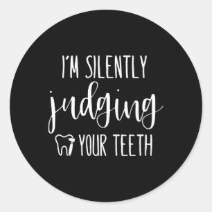 Adesivo Redondo Estou A Julgá-Lo Silenciosamente...