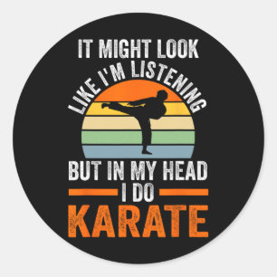 Adesivo Redondo Estou ouvindo, mas na minha cabeça faço Karate Mar