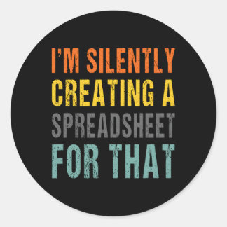 Adesivo Redondo Estou Silenciosamente Criando Uma Folha De Cálculo