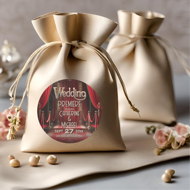 Adesivo Redondo Estreia de Casamento no Tapete Vermelho de Filme d (Front view red carpet glam celebrity style luxe – Red Carpet Wedding Sticker)