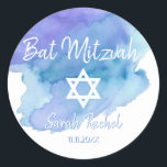 Adesivo Redondo Estrela Azul de Água do Bar David Bat Mitzvah<br><div class="desc">Adicione este lindo adesivo de envelope redondo sela judeu Bat ou Bar Mitzvah aos seus convites, envelopes, cartas de agradecimento ou qualquer outro item como obrigado que você dá ou favorece. Para o menino ou para a menina. Design de letras de caligrafia branca moderna de Tendy. Fundo de aquarela em...</div>