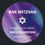 Adesivo Redondo Estrela Azul Roxa Moderna David Bar Mitzvah Hebrai<br><div class="desc">Belo Bar judeu religioso Mitzvah. Design de aquarela moderna, mas elegante, em azul marinho, cor púrpura. White Star de David em letras modernas de guião. "É chamado para o TORAH como um Bar Mitzvah". Prefeito para um filho de 13 anos, rapaz. Fácil de editar - basta adicionar suas informações /...</div>