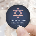 Adesivo Redondo Estrela Bat Mitzvah de David Marinho Blue Rosa Dou<br><div class="desc">Adicione um toque personalizado de acabamento ao bat mitzvah obrigado notas ou favores com estes marinhos elegantes adesivos azuis e cor-de-rosa / selos de envelopes. Todo texto é simples de personalizar ou excluir. A design apresenta um simples fundo azul marinho, uma estrela metálica falsa de ouro rosa de David, e...</div>