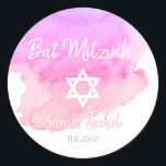 Adesivo Redondo Estrela Rosa de Água do Bar David Bat Mitzvah<br><div class="desc">Adicione este lindo adesivo de envelope redondo sela judeu Bat Mitzvah aos seus convites, envelopes, cartas de agradecimento ou qualquer outro item como obrigado que você dá ou favorece. Design de letras de caligrafia branca moderna de Tendy. Fundo de aquarela em matizes rosas, violetas e roxas. Você certamente impressionará todos...</div>