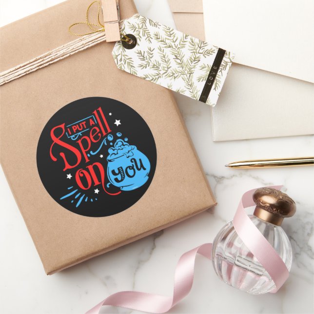 Adesivo Redondo EU COLOQUEI UMA VELHA EM VOCÊ Dia de as Bruxas eng (Presentear)