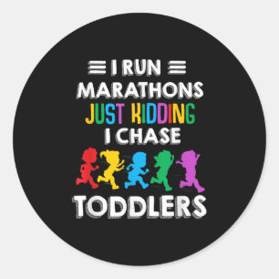 Adesivo Redondo Eu Corro A Maratona Apenas A Brincar Que Eu Chase