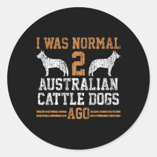 Adesivo Redondo Eu Era Normal 2 Dois Cães De Bovinos Australianos 