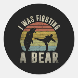 Adesivo Redondo Eu Estava Lutando Um Urso Após A Perna De Recupera