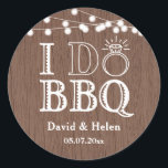 Adesivo Redondo Eu faço o CHURRASCO Rustic Weding Barbecue<br><div class="desc">Faço CHURRASCO Rustic Wedding Barbecue Classic Round Sticker. Para mais personalização,  clique no botão "Personalizar" e use a ferramenta design para modificar este modelo.</div>