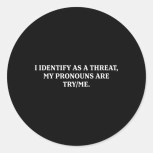 Adesivo Redondo Eu Identifico Como Uma Ameaça Que Minhas Pronounes