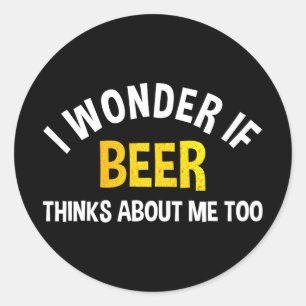 Adesivo Redondo Eu Me Pergunto Se A Cerveja Também Pensa Em Mim.