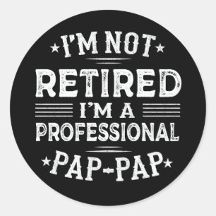 Adesivo Redondo Eu não estou aposentado. Sou um vovô profissional 