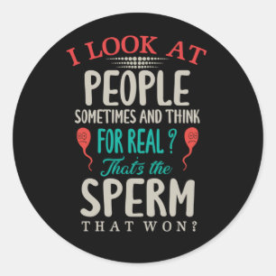 Adesivo Redondo Eu Olho Para As Pessoas Às Vezes E Penso Na Verda