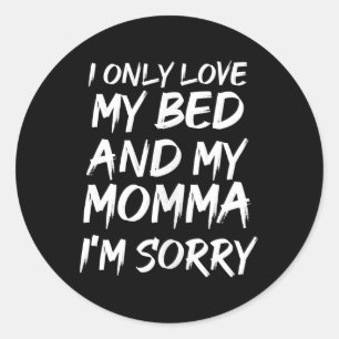 Adesivo Redondo Eu Só Amo A Minha Cama E A Minha Mãe Sinto Muito -