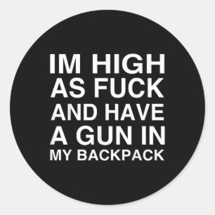 Adesivo Redondo Eu Sou Alto E Tenho Uma Arma Na Minha Mochila