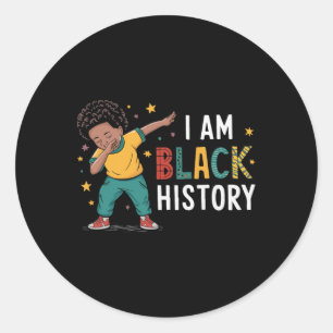 Adesivo Redondo Eu Sou História Negra Afro Menino Fazendo Dab Afri