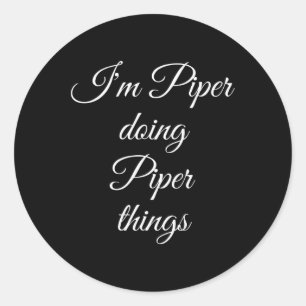 Adesivo Redondo Eu sou Piper Fazendo Coisas Engraçadas Aniversário