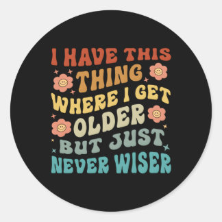 Adesivo Redondo Eu Tenho Essa Coisa Onde Eu Fico Mais Velho Mas Nu
