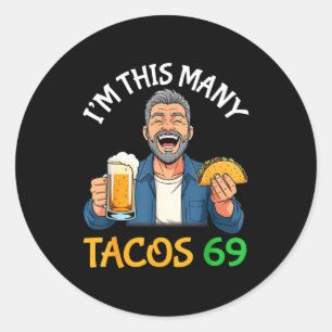 Adesivo Redondo Eu Tenho Tantos Tacos Sou Um Homem de 69 Anos Bebe